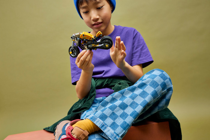 LEGO Technic Gele Motor 42225 product in gebruik