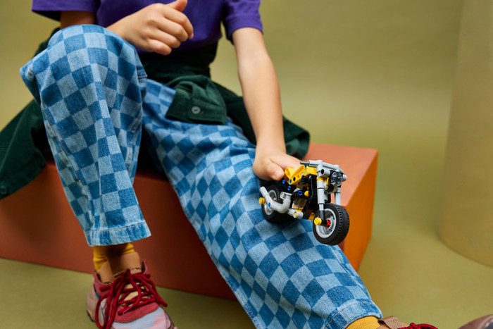 LEGO Technic Gele Motor 42225 product in gebruik