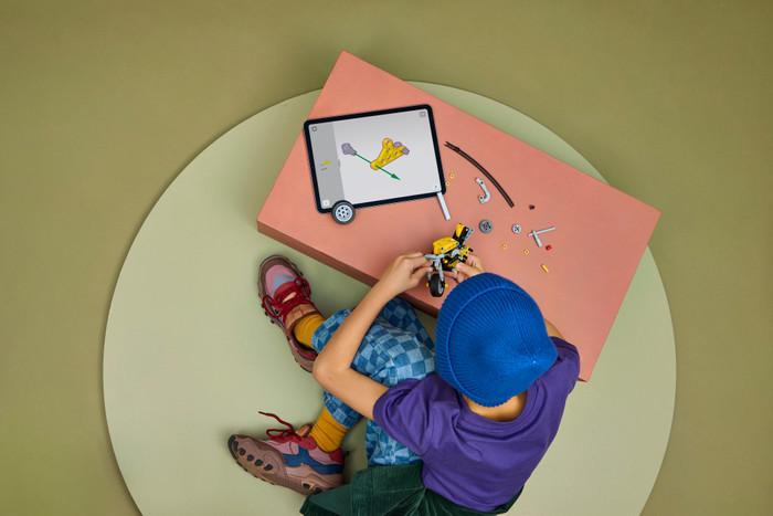 LEGO Technic Gele Motor 42225 product in gebruik