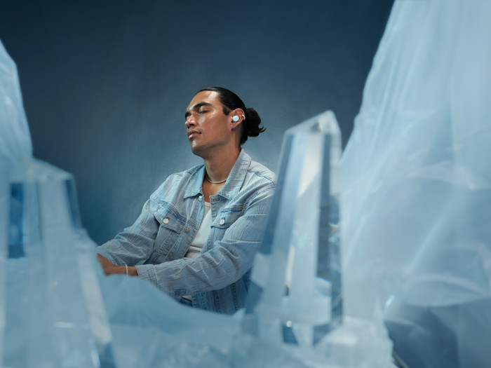 Bose QuietComfort Earbuds Lichtblauw product in gebruik