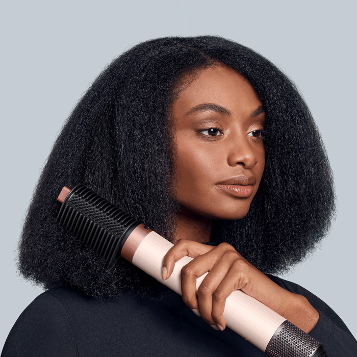 Dyson Airwrap Co-anda 2x Curly + Coily Red Velvet product in gebruik