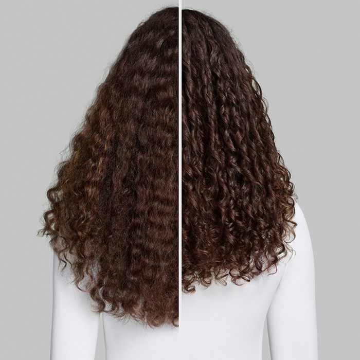 Dyson Airwrap Co-anda 2x Curly + Coily Red Velvet product in gebruik