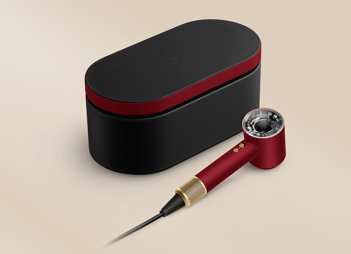 Dyson Supersonic Nural Straight + Wavy Red Velvet product in gebruik