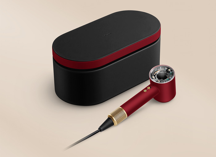 Dyson Supersonic Nural Curly + Coily Red Velvet product in gebruik