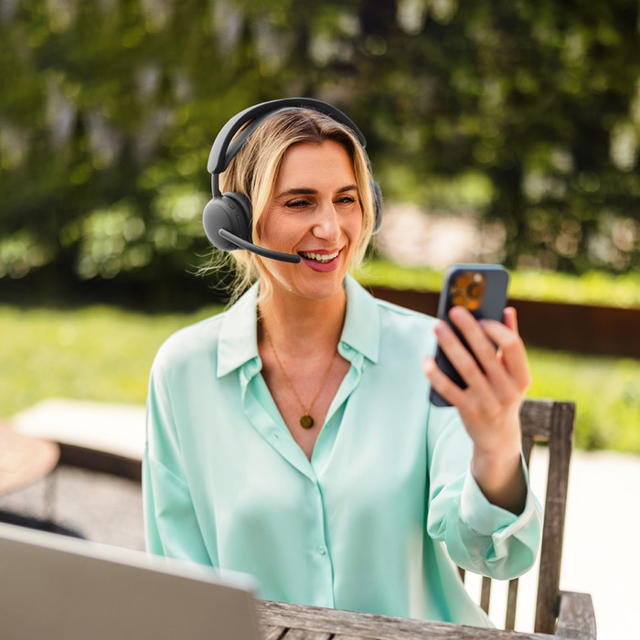 Logitech Zone Wireless 2 ES Zwart product in gebruik