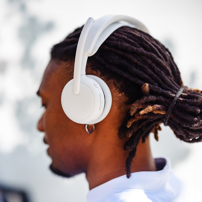 Logitech Zone Wireless 2 ES Wit product in gebruik