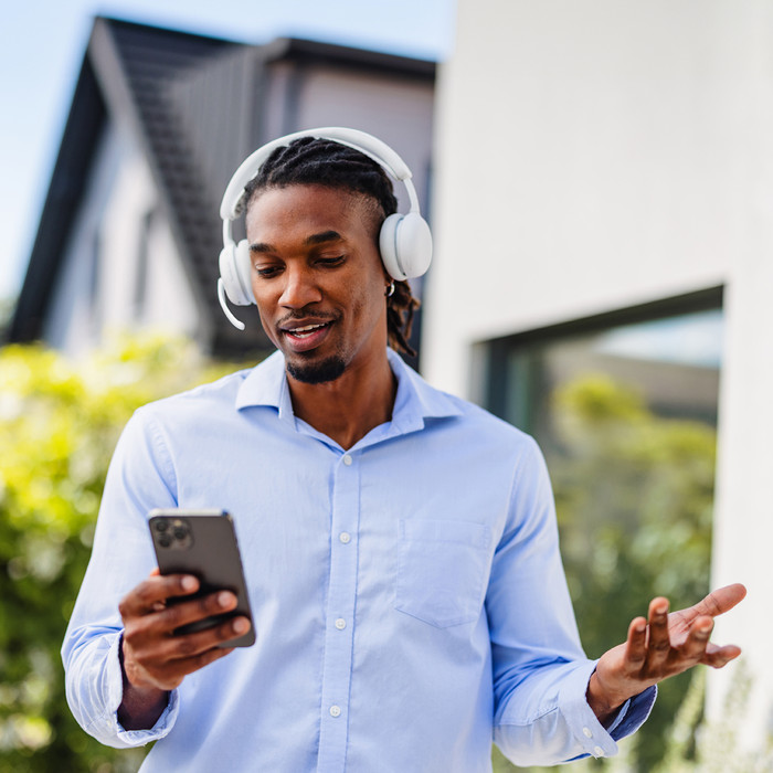 Logitech Zone Wireless 2 ES Wit product in gebruik