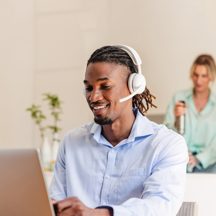 Logitech Zone Wireless 2 ES Wit product in gebruik