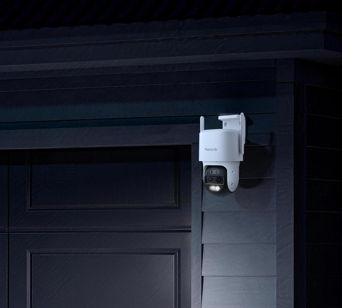 Reolink TrackMix W760 product in use