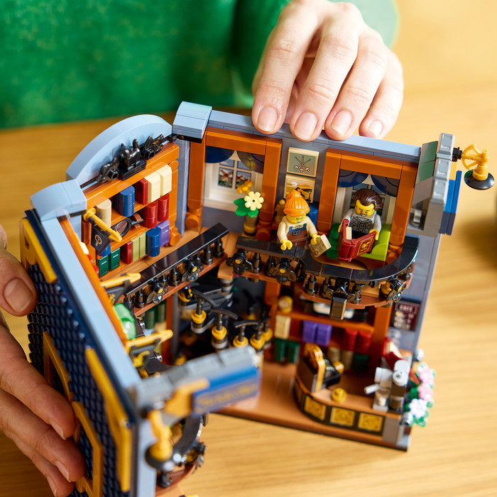 LEGO Icons Boekensteun: Boekhandel 11379 product in gebruik