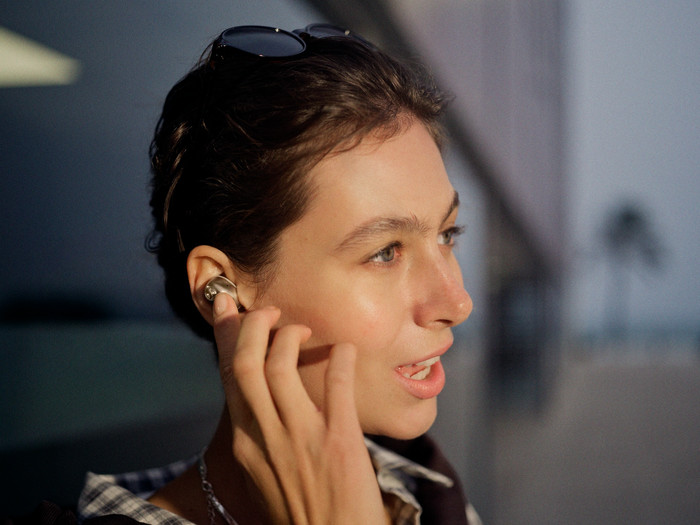 Sennheiser Momentum True Wireless 5 Cream product in use