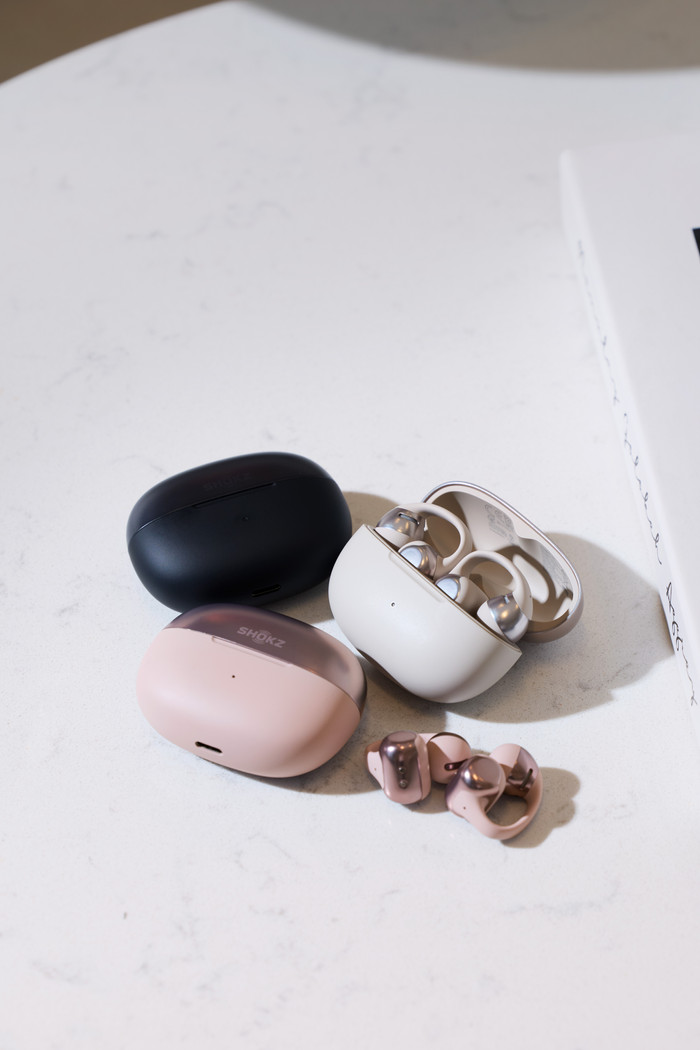 Shokz OpenDots ONE Roze product in gebruik