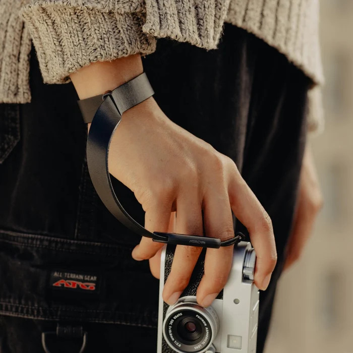 Peak Design Cuff Leather Camera Polsband Zwart product in gebruik
