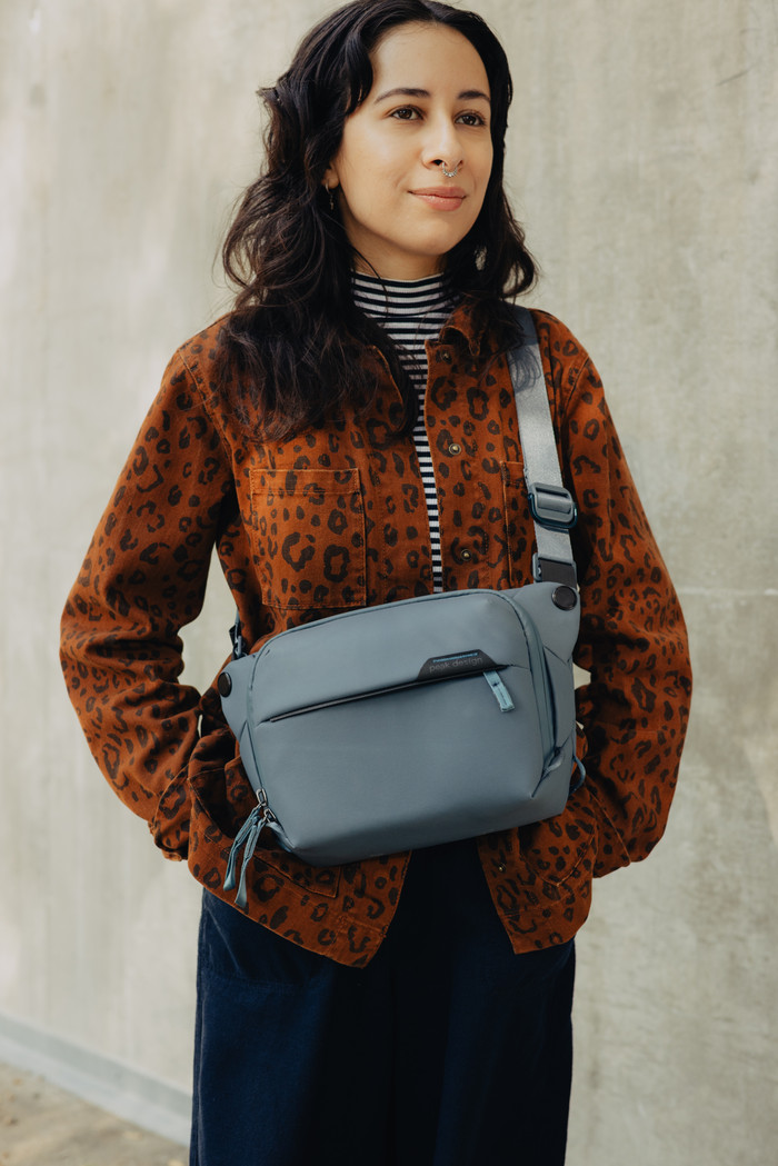 Peak Design Everyday Sling 3L Ocean product in gebruik
