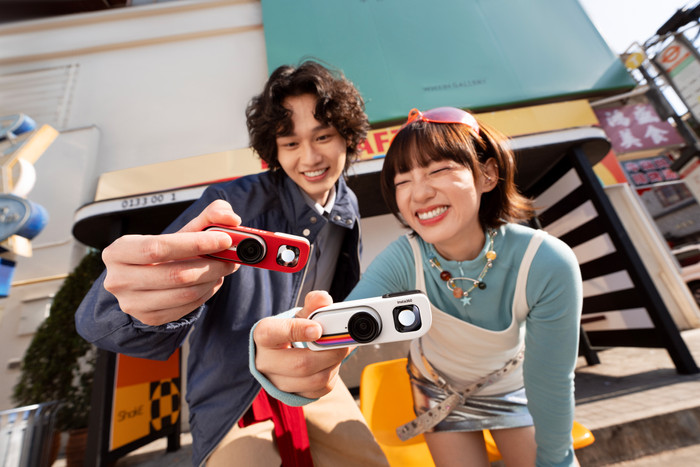 Insta360 GO 3S Retro Bundle Wit 64GB product in gebruik