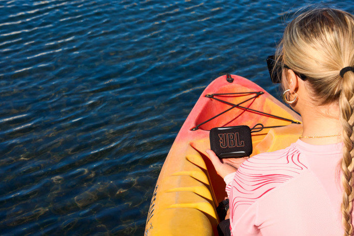 JBL Go 5 Zwart product in gebruik