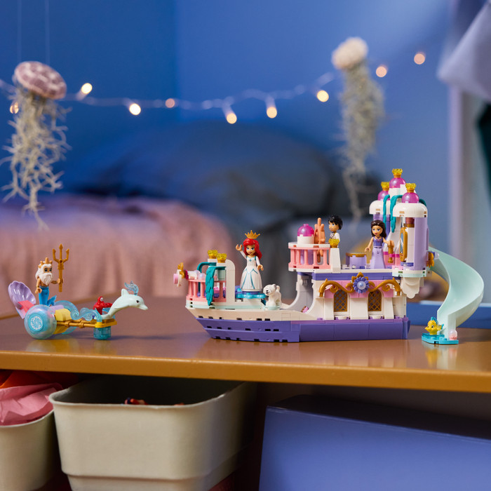 LEGO Disney Ariëls Koninklijke Trouwboot 43299 product in gebruik