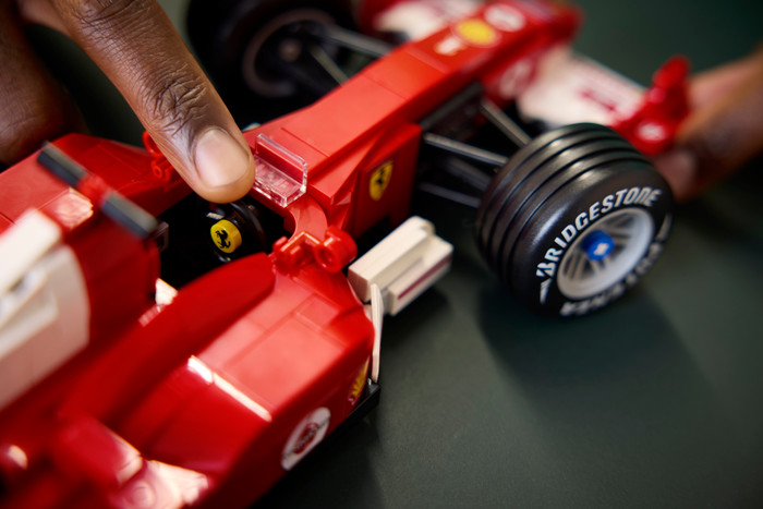LEGO Icons - Ferrari F2004 et Michael Schumacher 11375 produit à l'usage