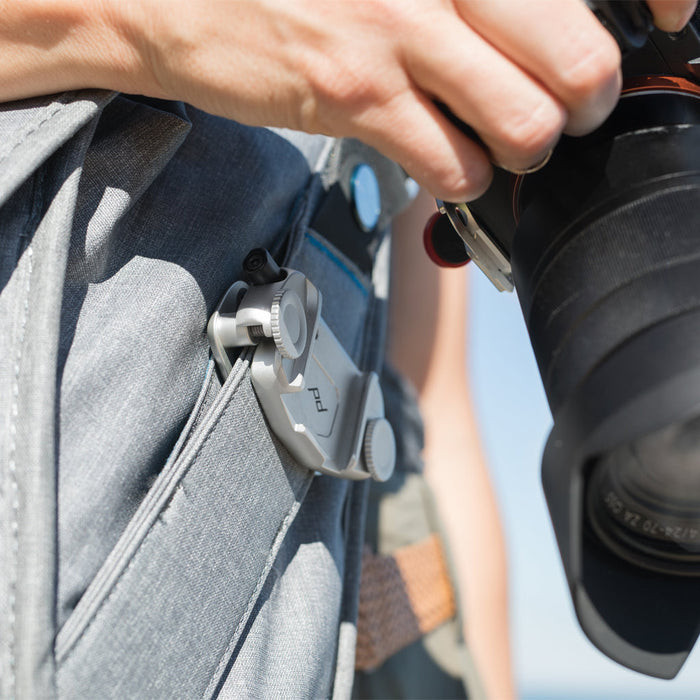 Peak Design Capture Camera Clip v3 Zilver product in gebruik