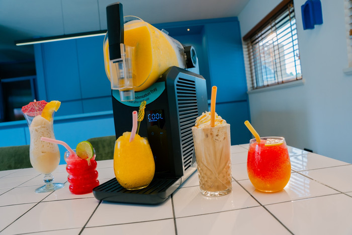 Seeger SuperSlush Frozen Drink Maker 2L product in use