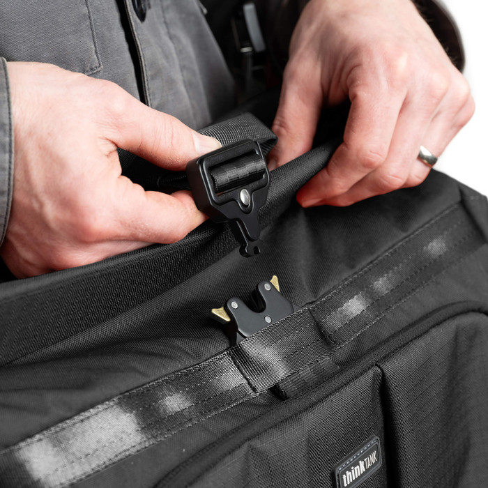 Think Tank FocusPoint Crossbody 8L Zwart detail