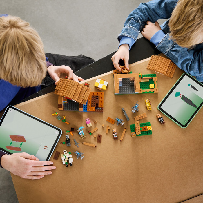 LEGO Minecraft - L'Évocateur à l'Attaque du Village 21596 produit à l'usage