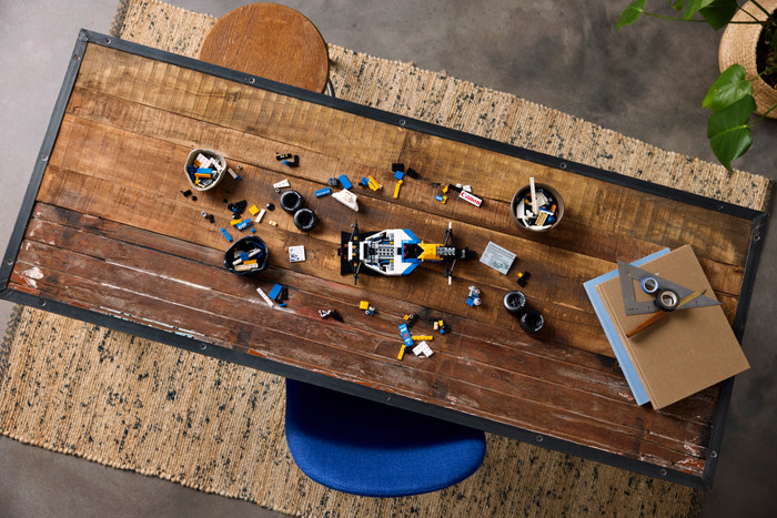 LEGO Icons Williams Racing FW14B and Nigel Mansell 10353 product in use