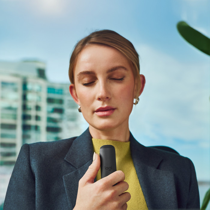 Logitech Spotlight 2 Draadloze Presenter Zand product in gebruik