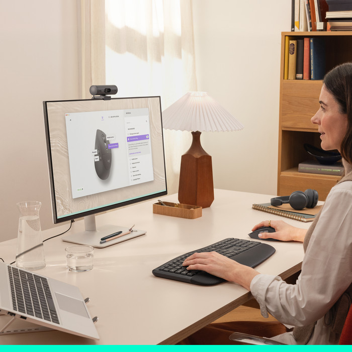 Logitech Signature Comfort Plus M850 L Wireless Mouse Graphite product in use
