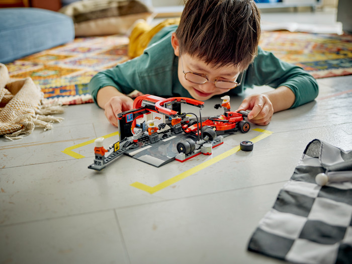 LEGO City F1 Pitstop en Pitcrew met Ferrari Auto 60443 product in gebruik