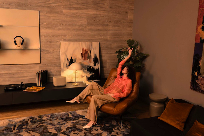 Denon Home 400 Zilver product in gebruik