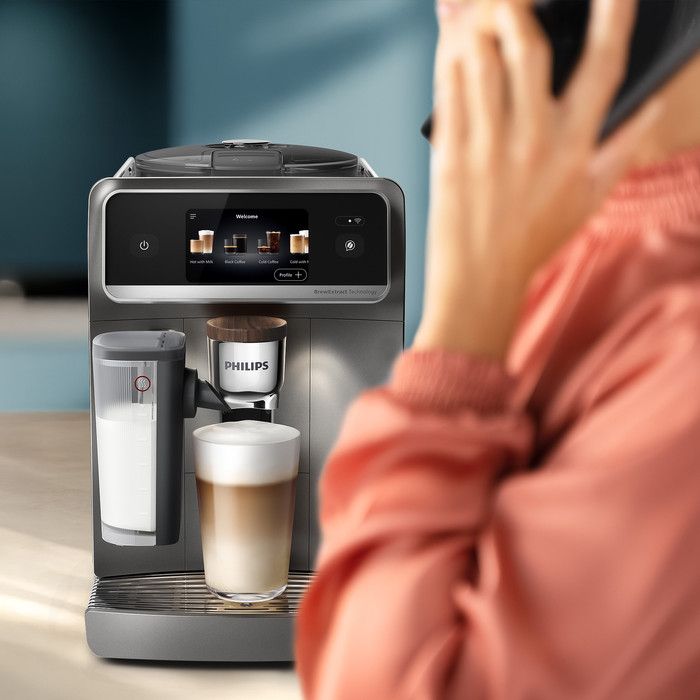 Philips Cafe Aromis 8000 serie EP8757/92 product in gebruik