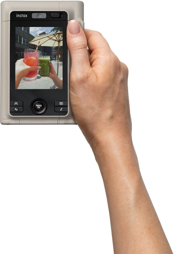 Fujifilm Instax Mini LiPlay+ Sand Beige product in gebruik