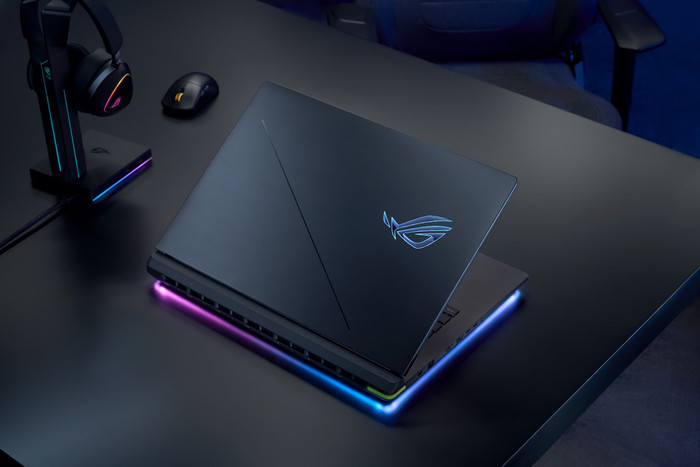 ASUS ROG Strix 18 G815LR-S9320W product in use