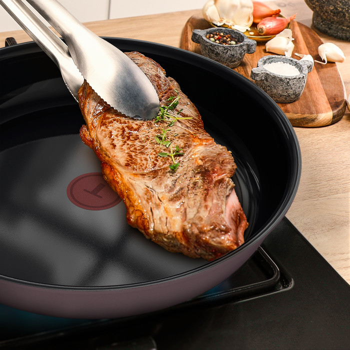 Tefal Ceramic Control Grey Koekenpan 24 cm product in gebruik