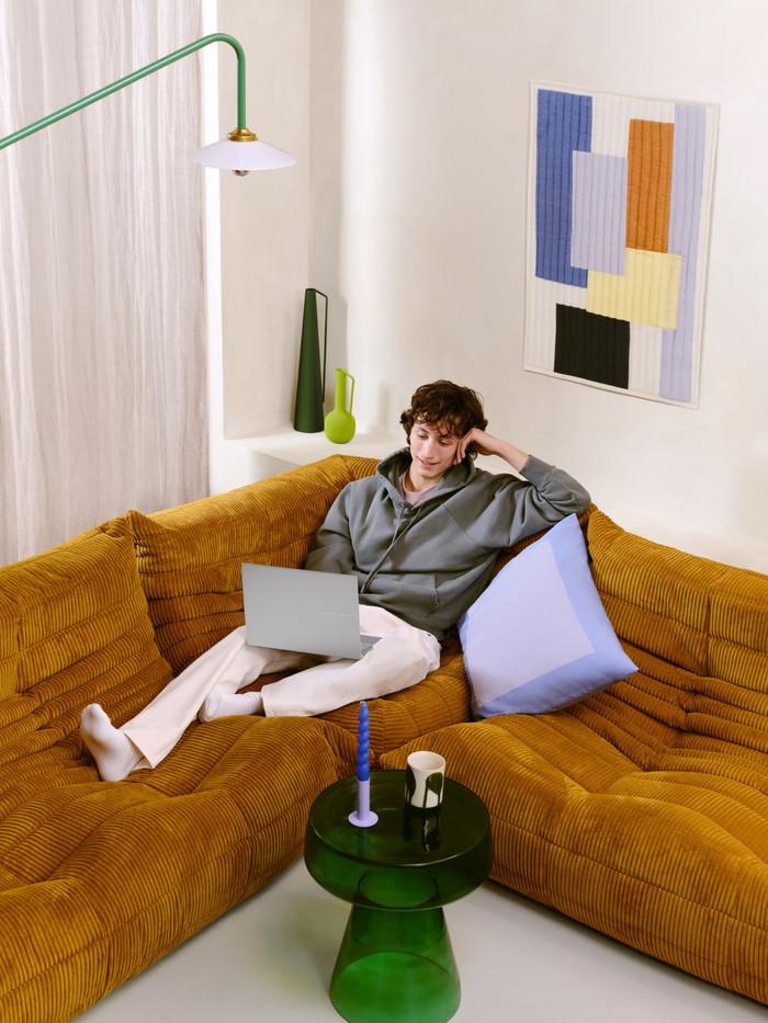 ASUS Vivobook S16 OLED Copilot+ PC M3607GA-SH004W Azerty product in gebruik