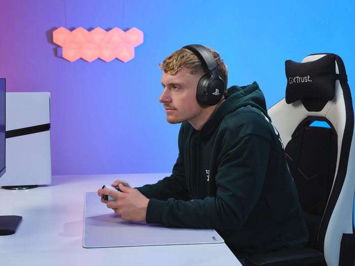 Trust GXT 499 Forta Draadloze Gaming Headset PS4/PS5 - Zwart product in gebruik