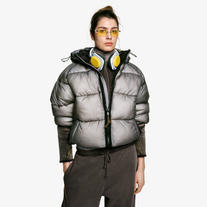 Nothing Headphone (a) Geel product in gebruik