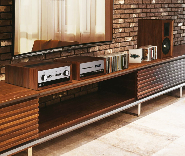LEAK Stereo 230 Walnoot product in gebruik
