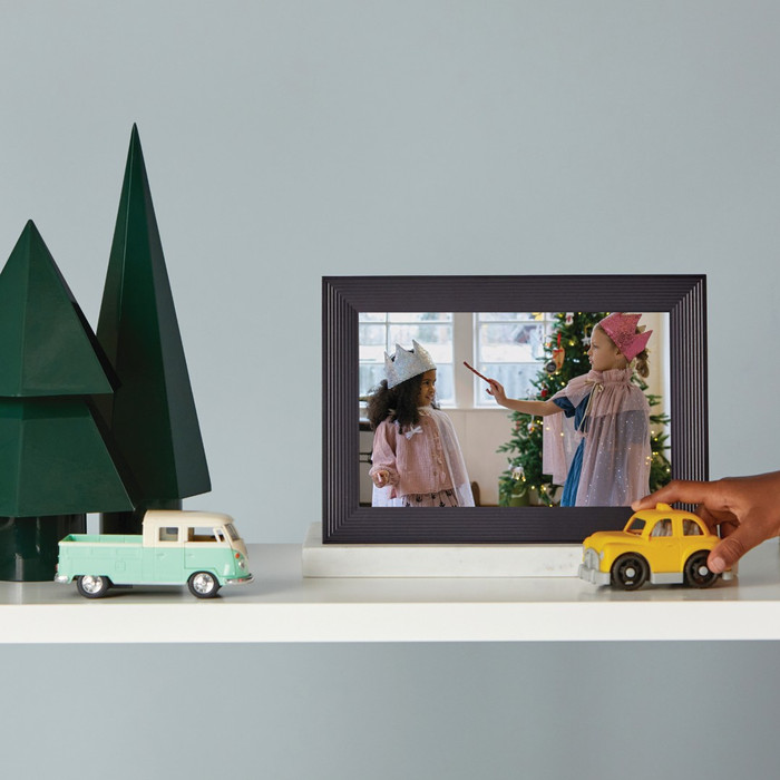 Aura Frames Carver Zwart product in gebruik