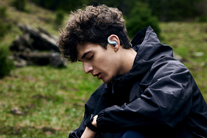 Shokz OpenFit Air 2 Blauw product in gebruik