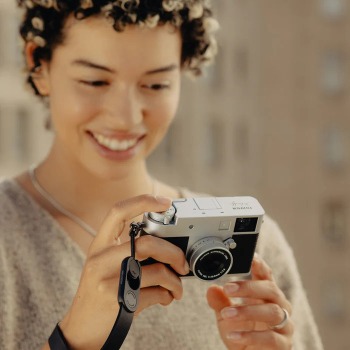 Peak Design Cuff Leather Camera Polsband Zwart product in gebruik