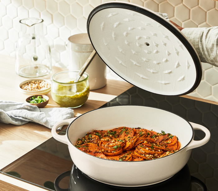 Tefal LOV Lage Braadpan 28 cm Beige product in gebruik