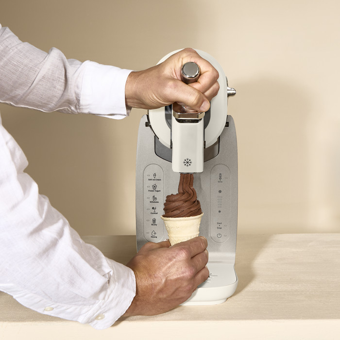 Tefal Freezi 16-in-1 Ice Cream & Frozen Drink Maker IG801A product in gebruik