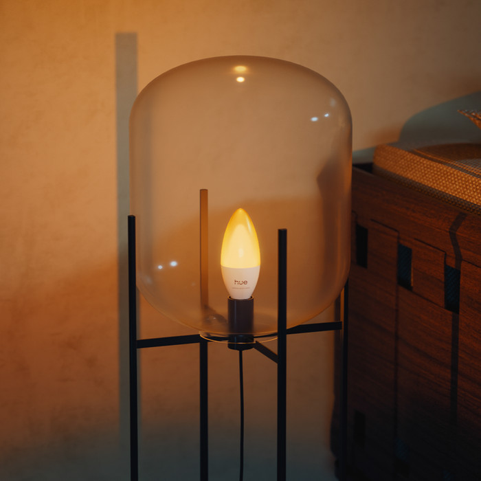 Philips Hue Kaarslamp White and Color E14 Duo Pack product in gebruik