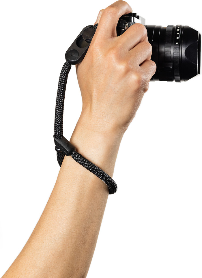 Peak Design Cuff Rope Camera Polsband Zwart product in gebruik