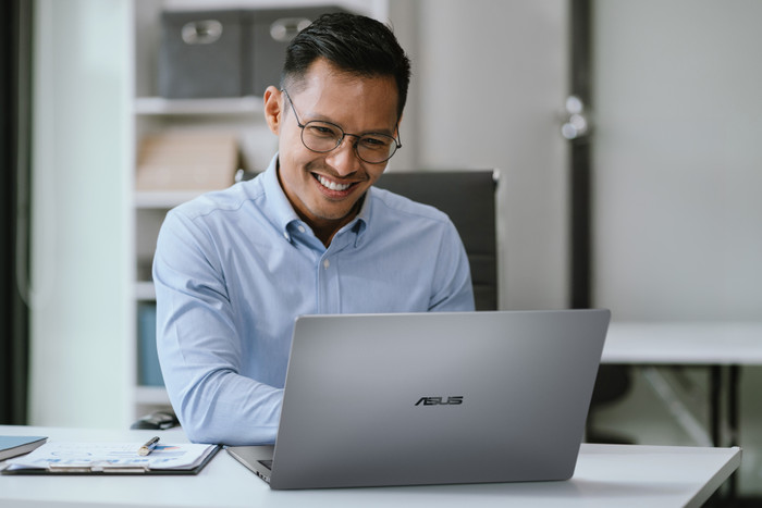 ASUS ExpertBook P5 G2 16'' OLED Copilot+PC PM5606CGA-PL0038X AZERTY product in gebruik