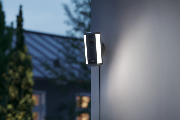 Ring Spotlight Camera Pro 2e Generatie Stekker Zwart 3-Pack product in gebruik