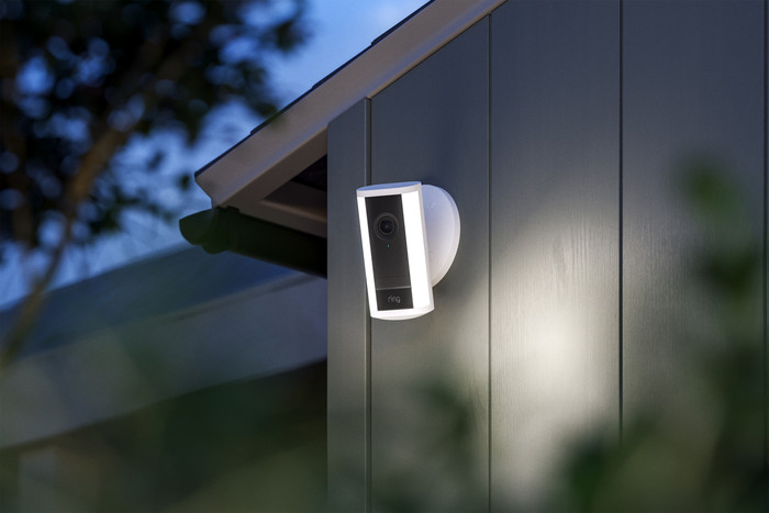Ring Spotlight Camera Pro 2e Génération Filaire Blanc produit à l'usage