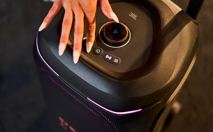 JBL Partybox 330 Wit product in gebruik